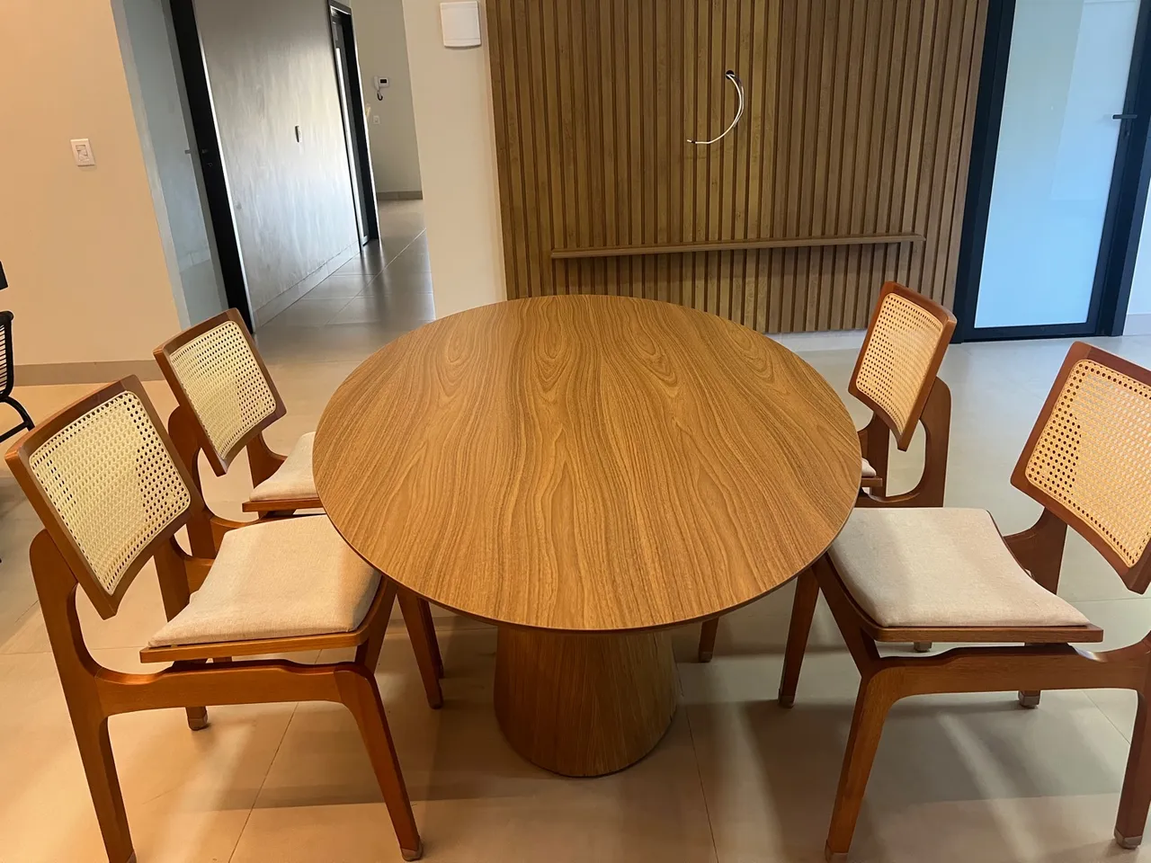 Mesa Sala Jantar Cone oval 180x100 com 4 cadeiras