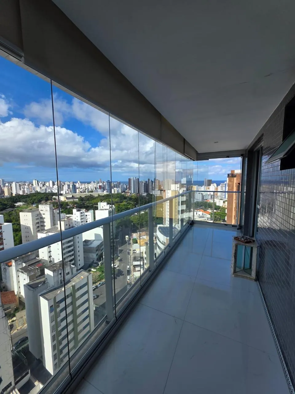 Vendo apartamento com 2 suítes, 92m², no Neo Itaigara, originalmente com 3/4, varandão, cl