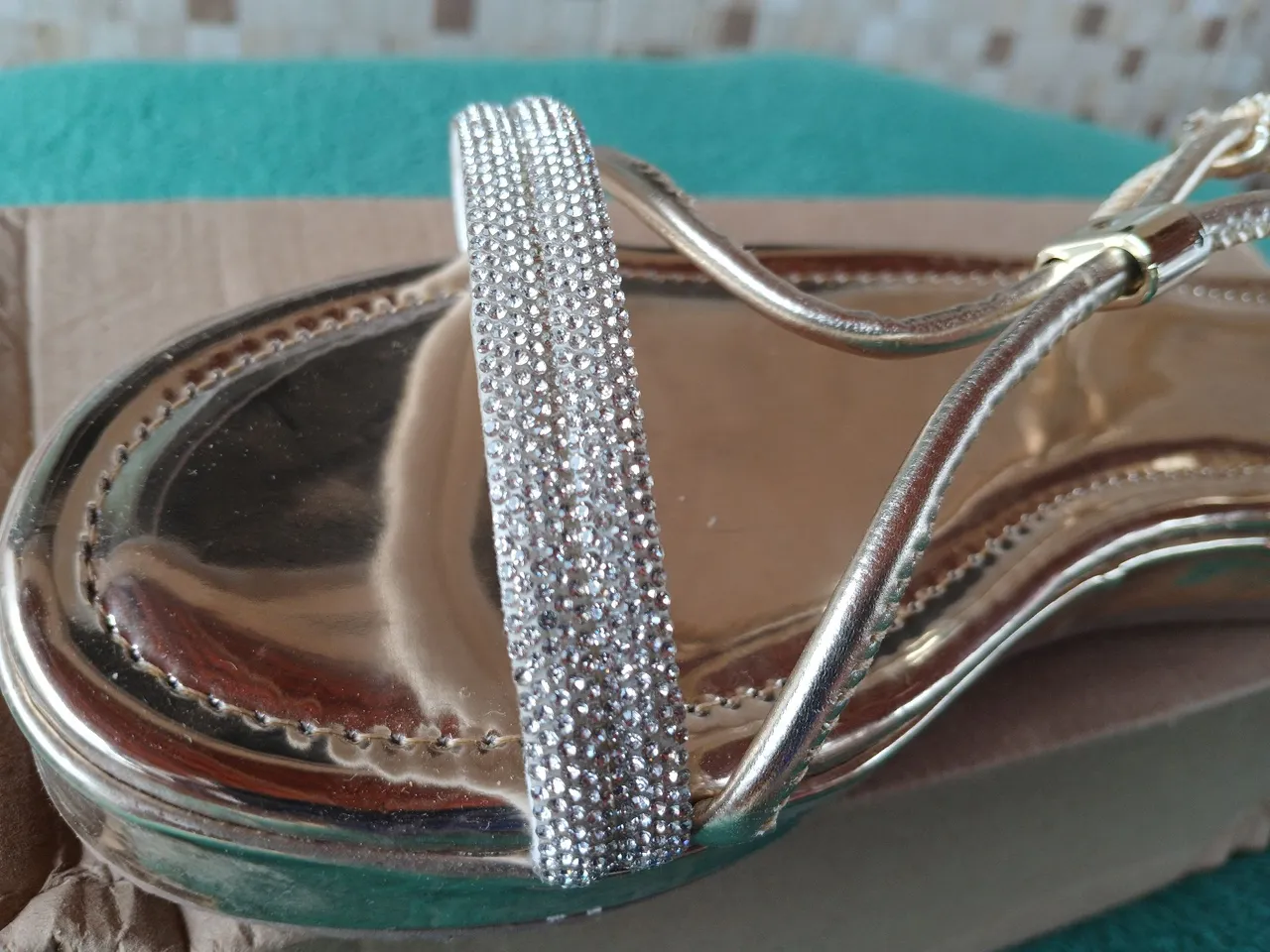 Sandália Dourada com Strass - Linda e Confortável!