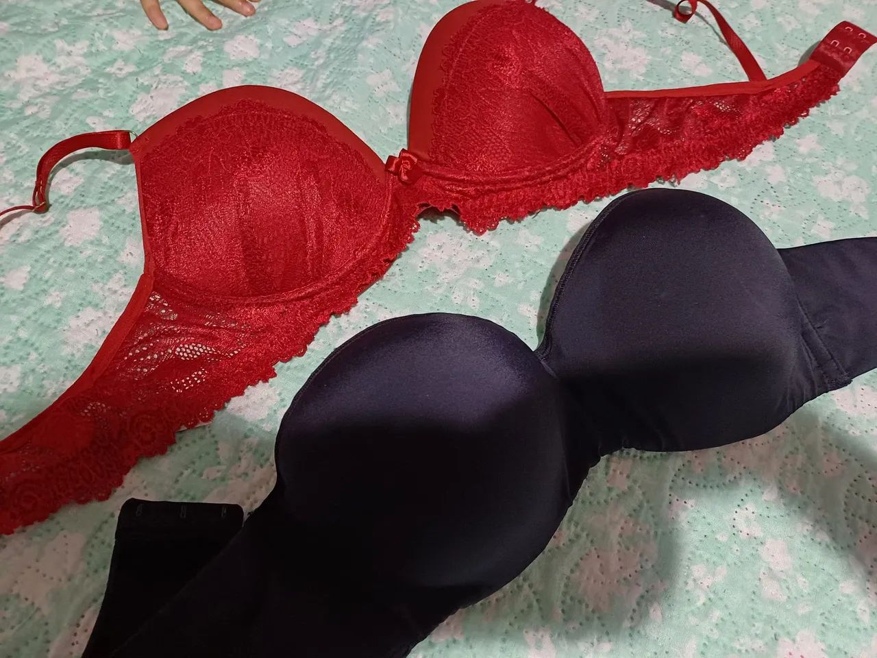 Sutiã vermelho rendado e sutiã preto - Foto 4