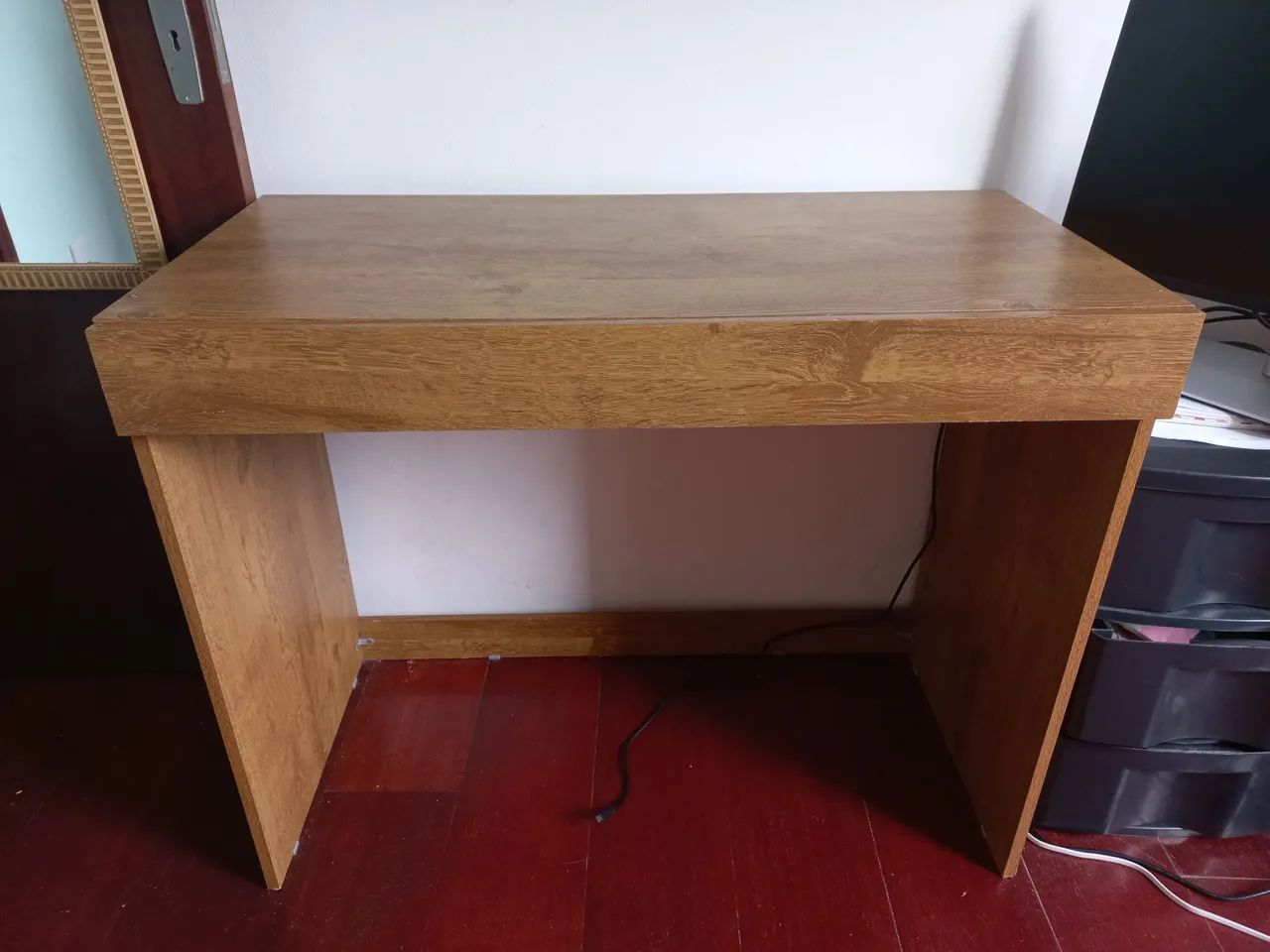 Escrivaninha simples em madeira