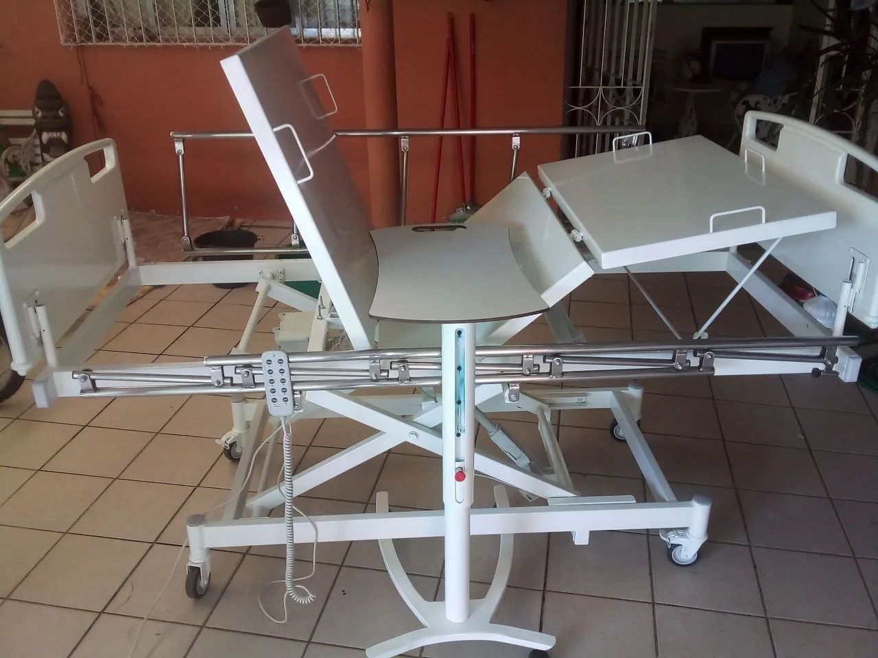 Cama hospitalar elétrica eleva a altura no controle do chão.  - Foto 5