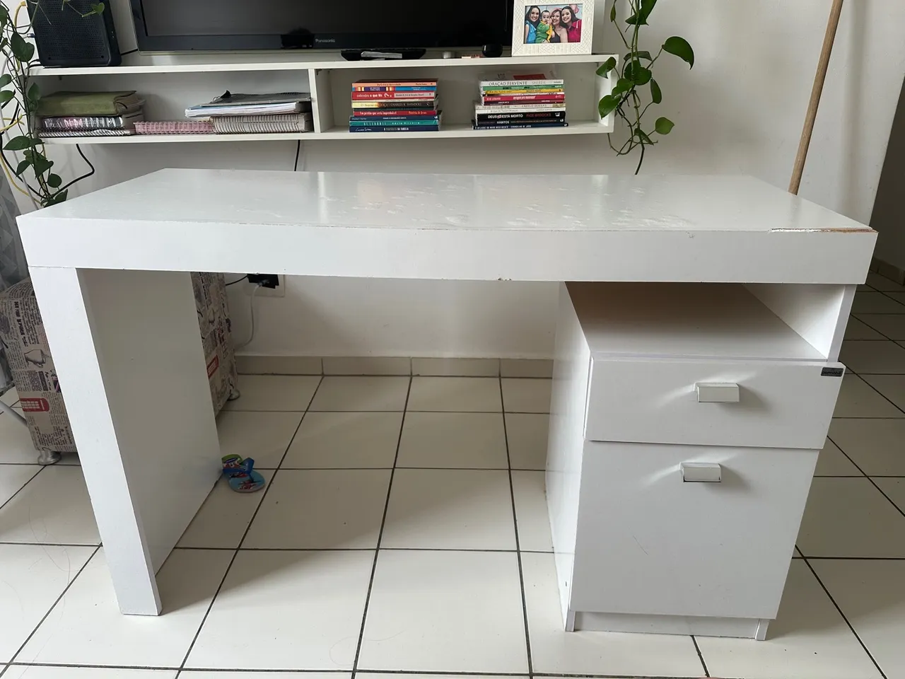 Escrivaninha Branca com 1 gaveta e 1 porta 
