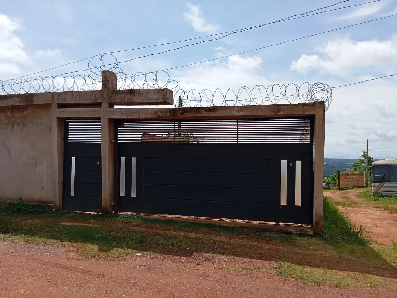 vendo 3 lotes com um barraco no fundo