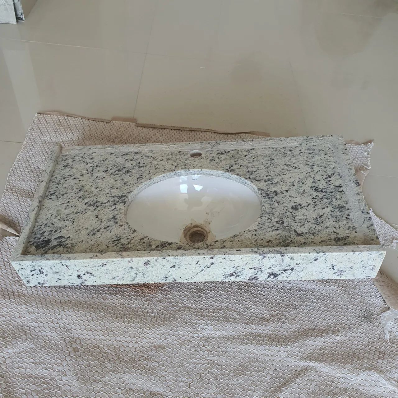 Bancada de granito com cuba embutida média  - Foto 6