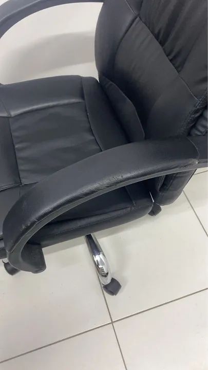 Cadeira de Escritório Executiva Preta em Couro - Foto 2