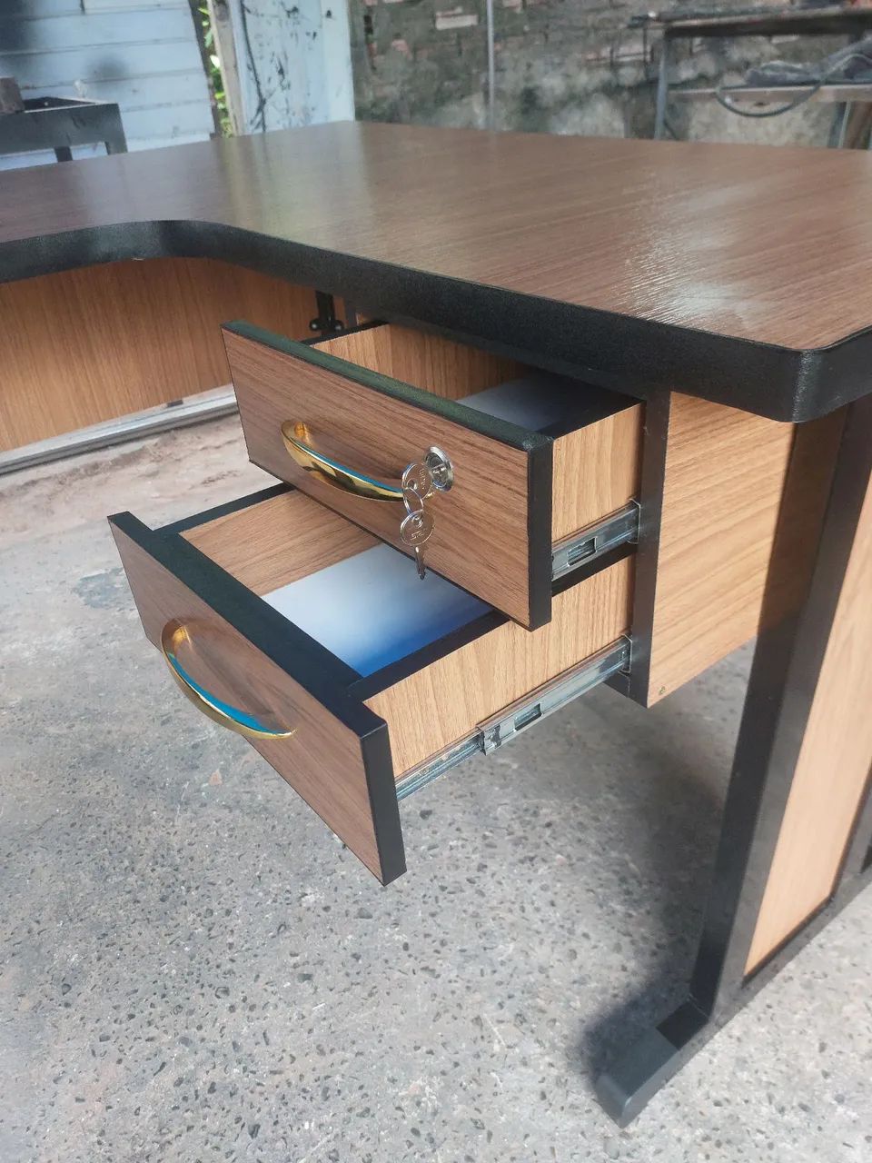 Mesa de Escritório com Gavetas - Amadeirado - Foto 4