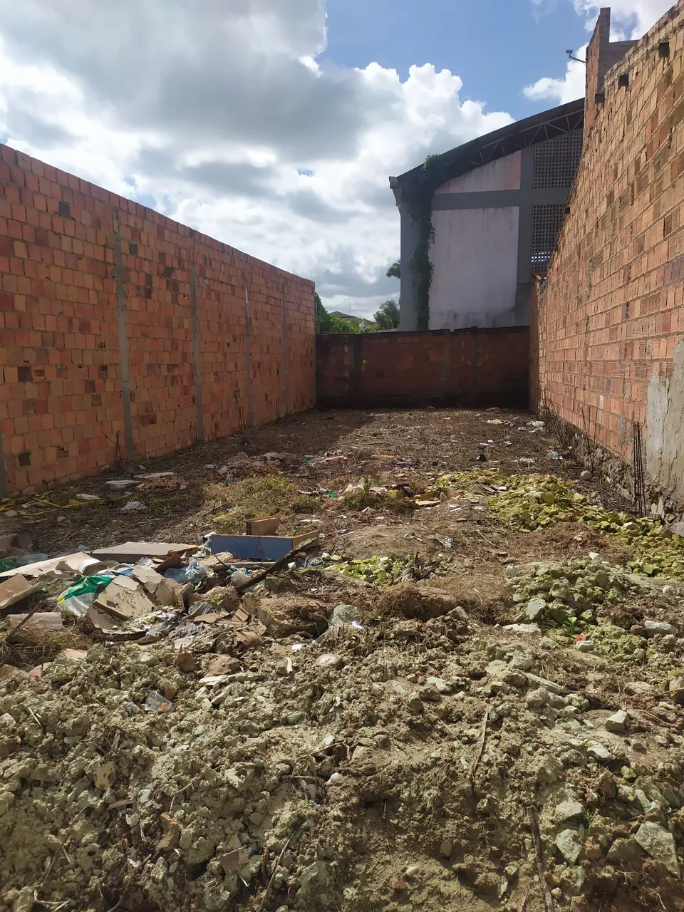 TERRENO MEDINDO 7X20
