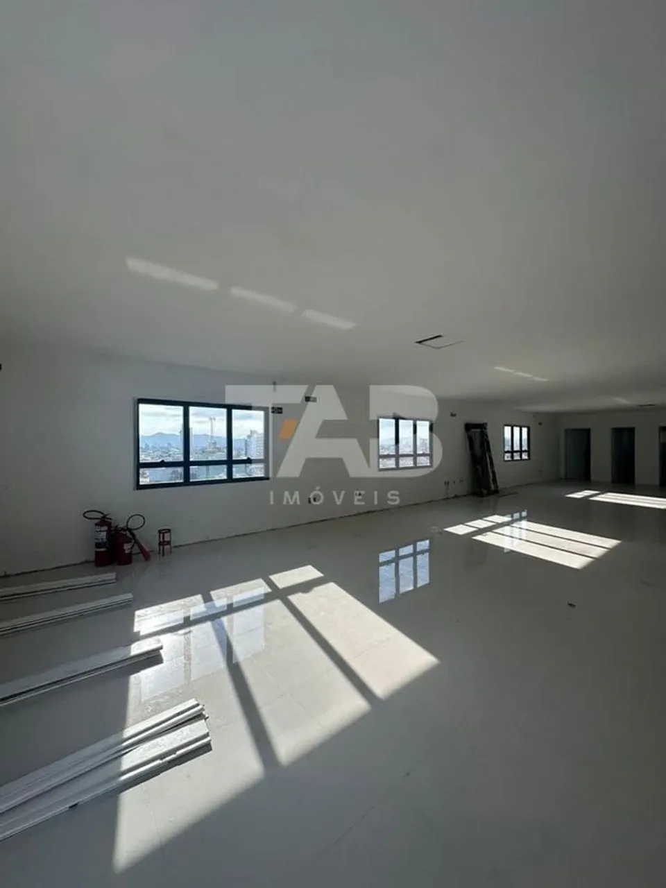 Sala comercial para locação no Edifício Cristine