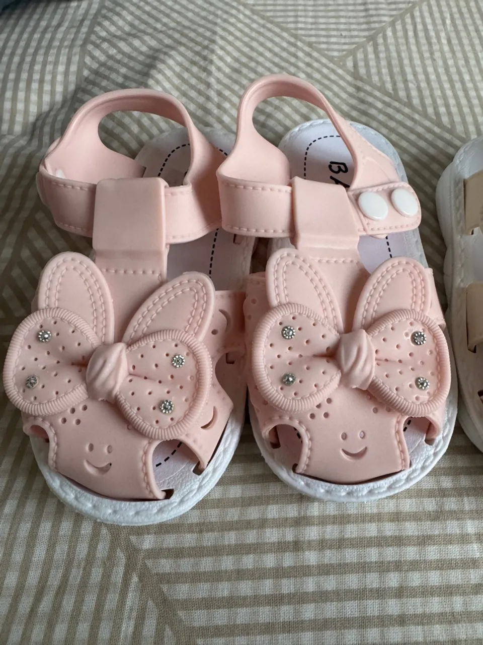 Sandálias infantis rosa com laço e strass