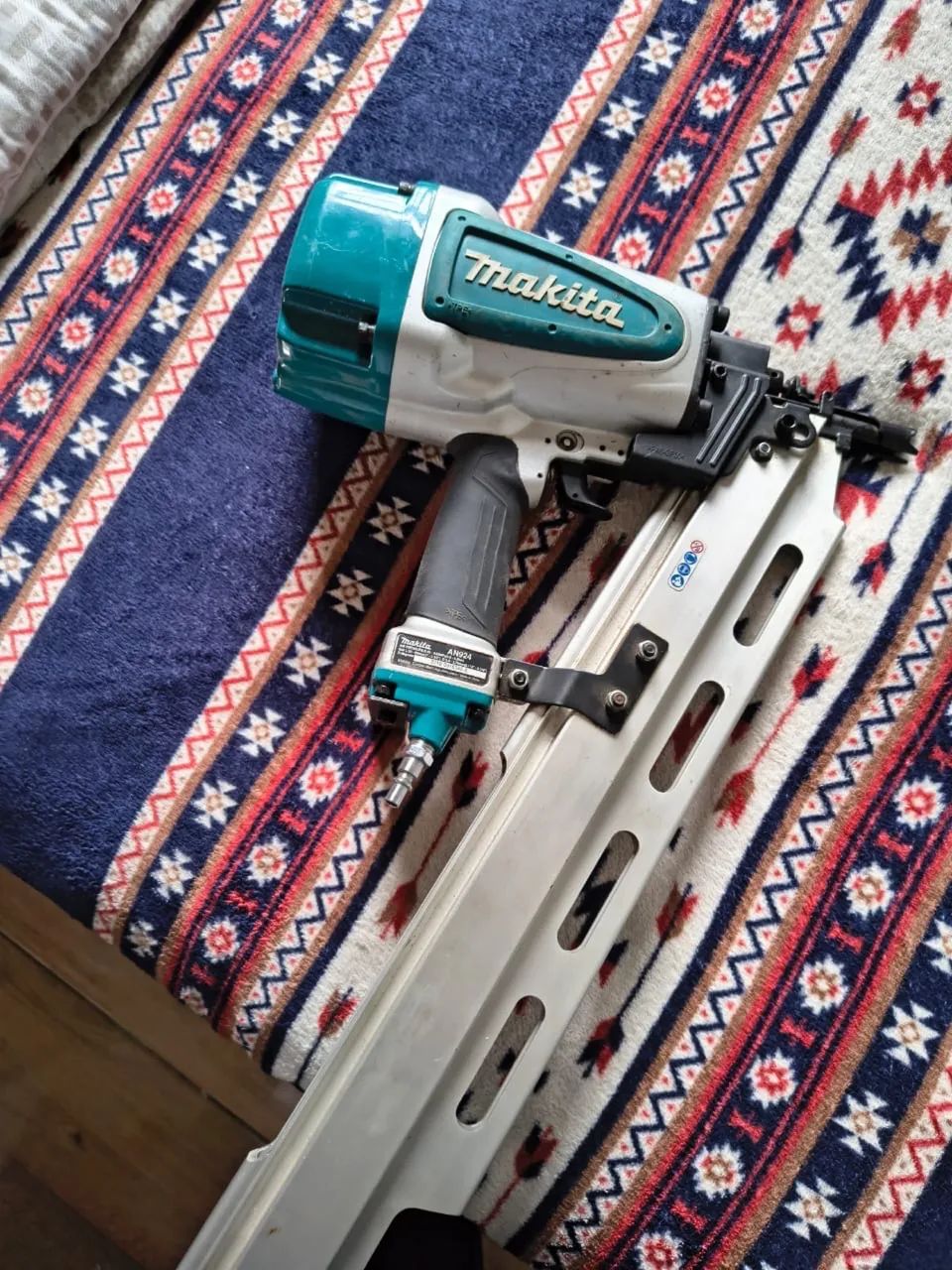 Pistola pneumática pregadeira Makita an924
