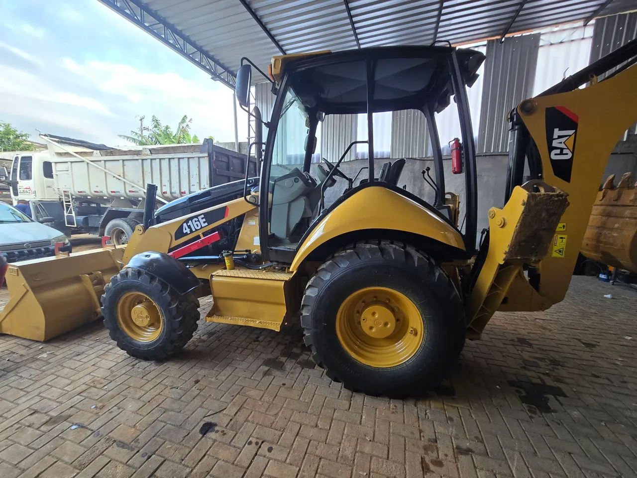 Retroescavadeira Caterpillar 416E