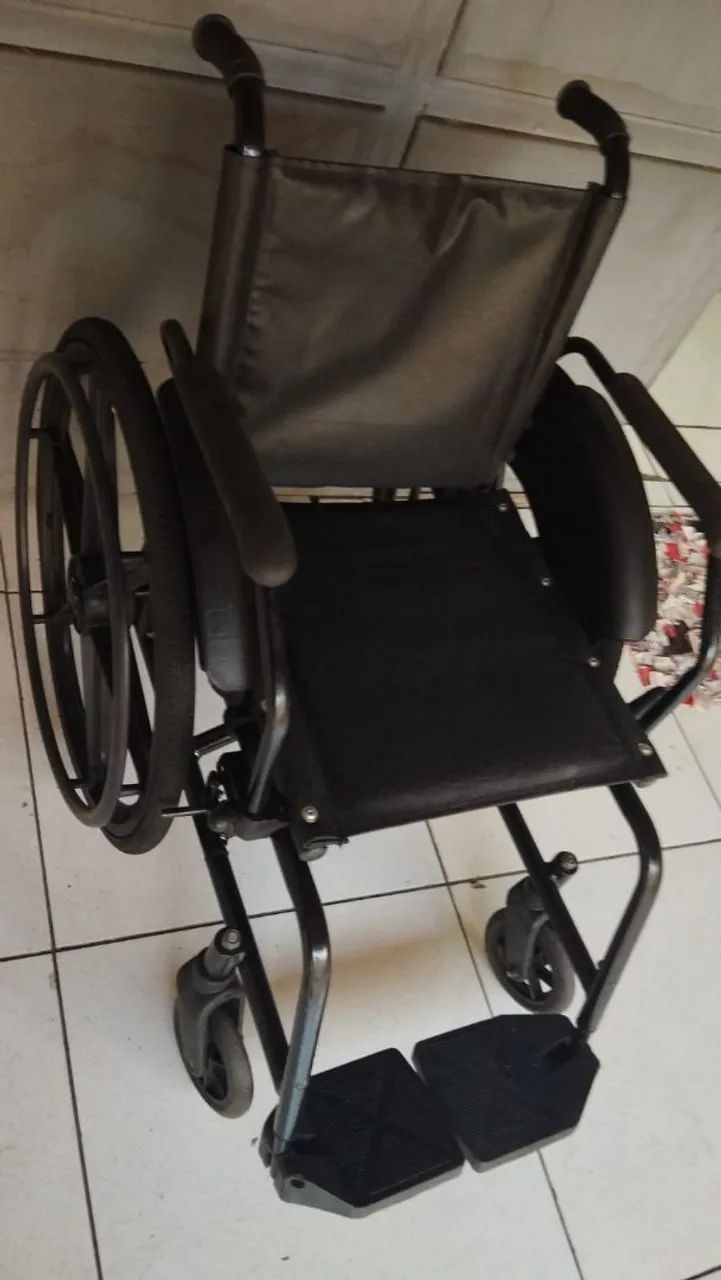 Cadeira de rodas reformada com qualidade 