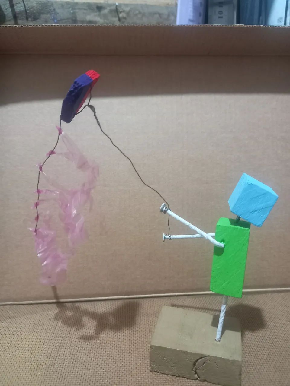 Boneco empinando pipa 