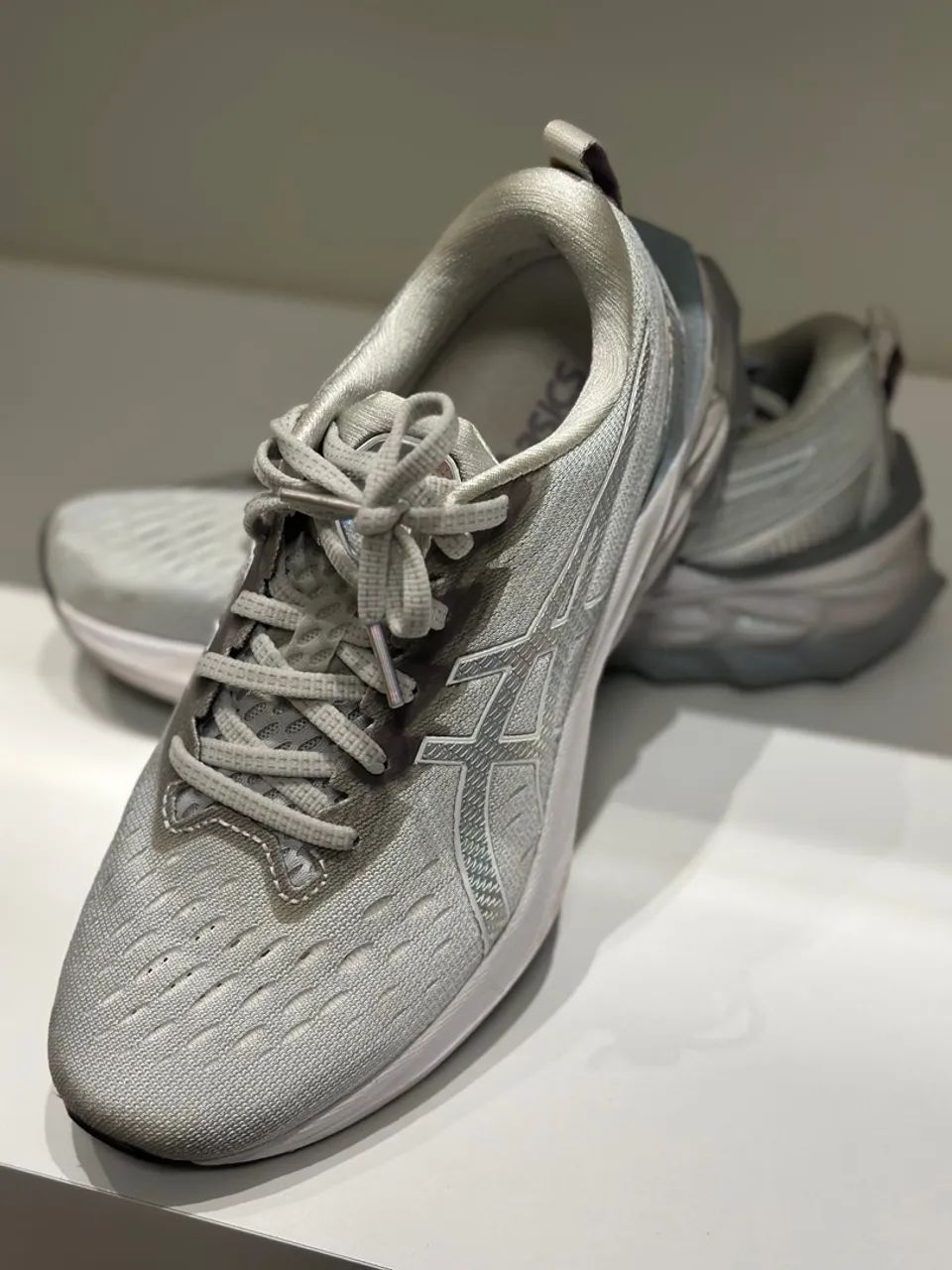 Tênis Asics Novablast 2 LE Feminino Cinza" - Foto 3