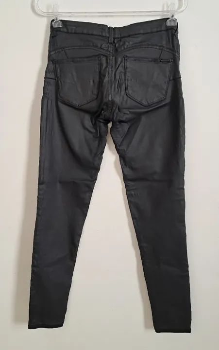 Calça skinny preta sarja resinada - Foto 3