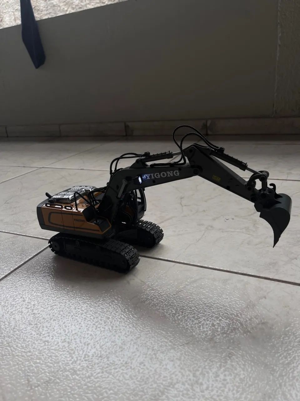 Escavadeira de controle remoto  - Foto 2