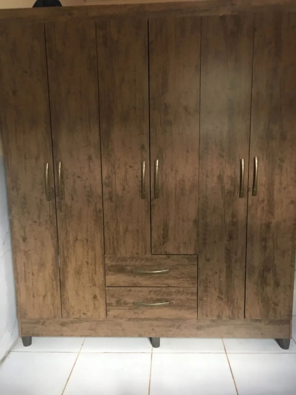 Armário de Madeira com 6 Portas e 2 Gavetas