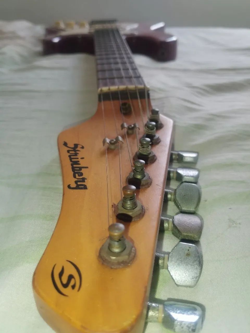 Guitarra modelo Stratocaster Strindberg com capa - Foto 5