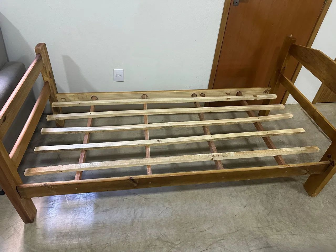 Cama de solteiro de Madeira 