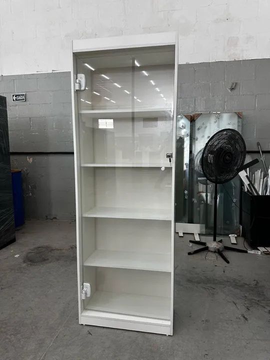 Prateleira com portas de vidro e fechadura MDF 