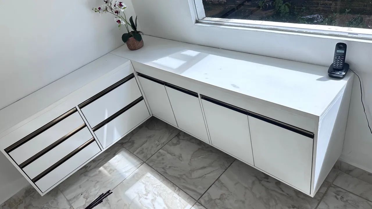 Móvel de escritório branco com gavetas e armários