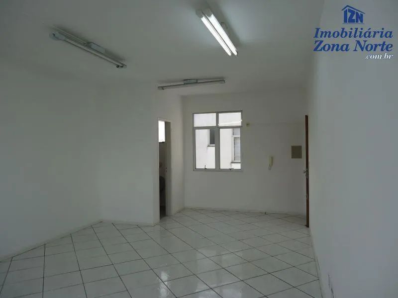 Sala comercial bem iluminada, com banheiro privativo, aprox.30m². No 5º andar, frente, ens - Foto 3