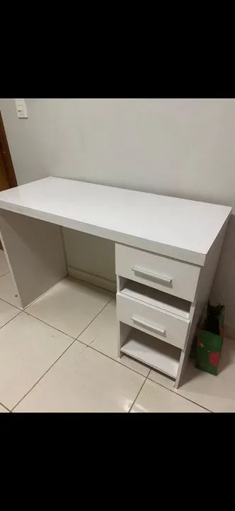 Mesa de escritório branca com gavetas