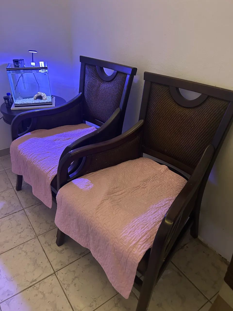 Poltronas em madeira maciça 