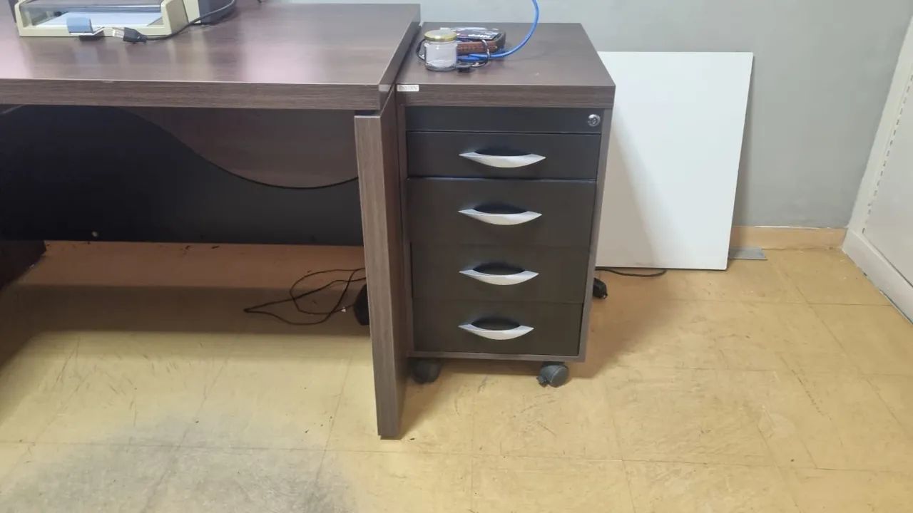 Mesa de Escritório L em Madeira c/ gaveteiro - Foto 3