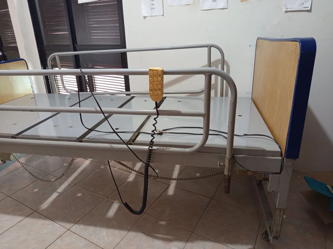 Cama Hospitalar elétrica com controle e Grades Laterais - Foto 3