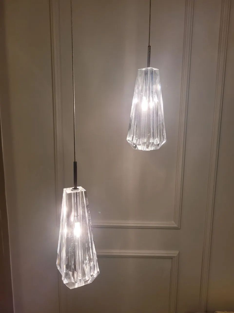 Conjunto de Pendentes de Cristal Modernos com base em aço inox - Elegância e Sofisticação