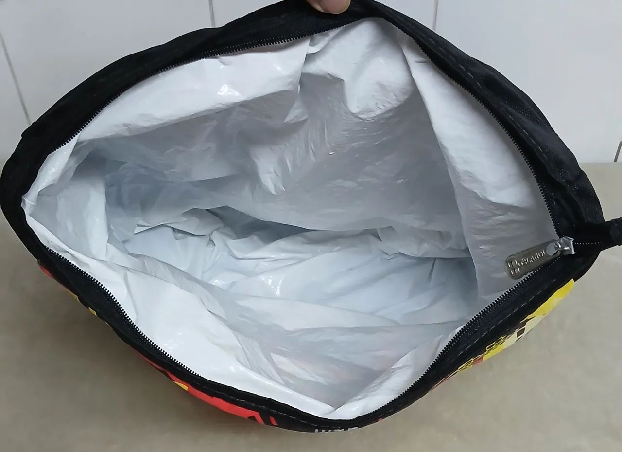 Bolsa e Mochila Térmica Sadia Preta Edição Abstrata<br> - Foto 5