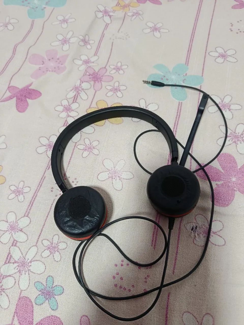 Fone de ouvido com fio funcionando perfeitamente 