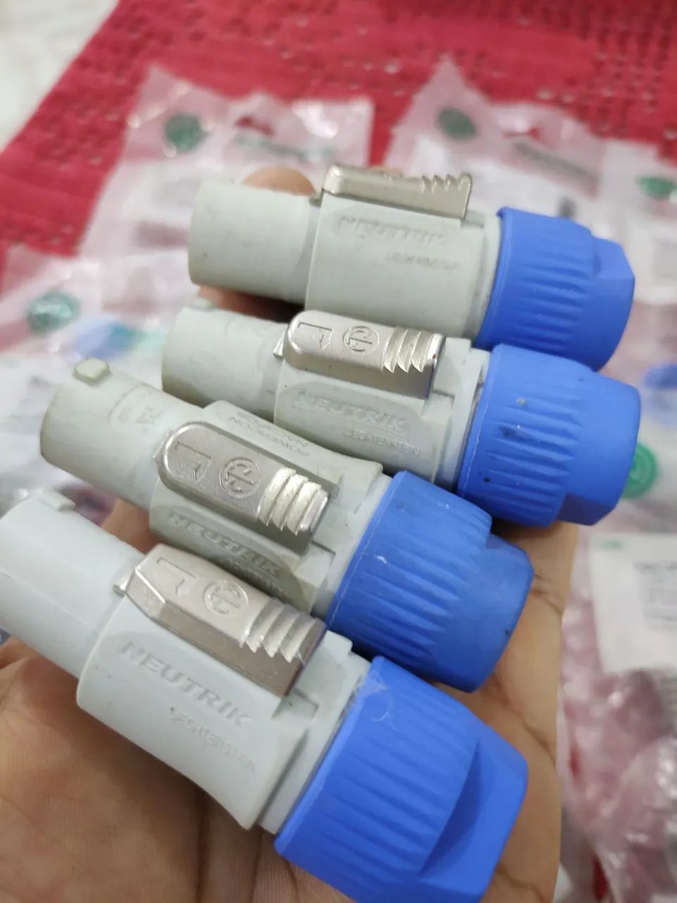 Conector Powercon  Neutrick- original - Foto 3