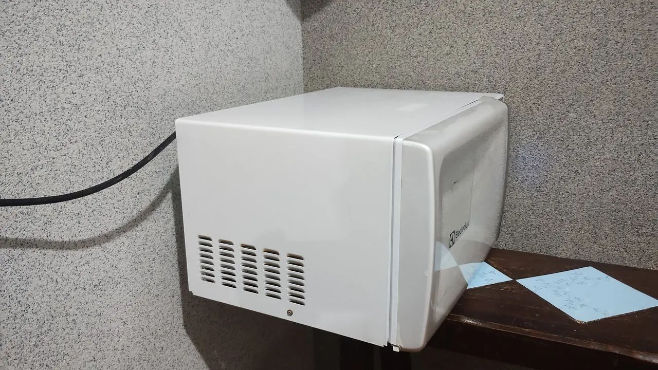 Microondas Eletrolux 34 litros com defeito  - Foto 3