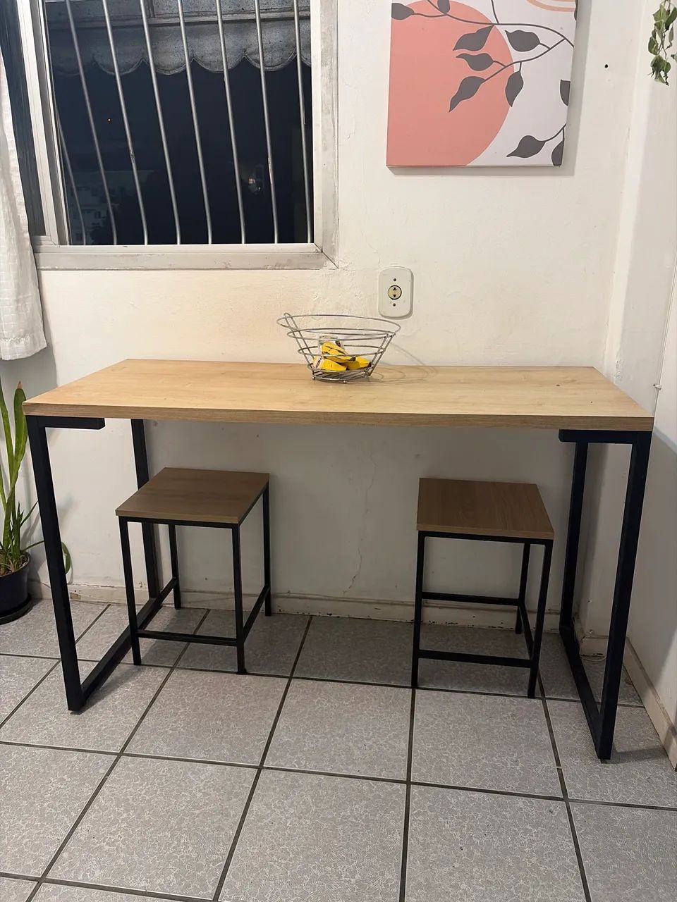 Mesa e banquetas estilo industrial 