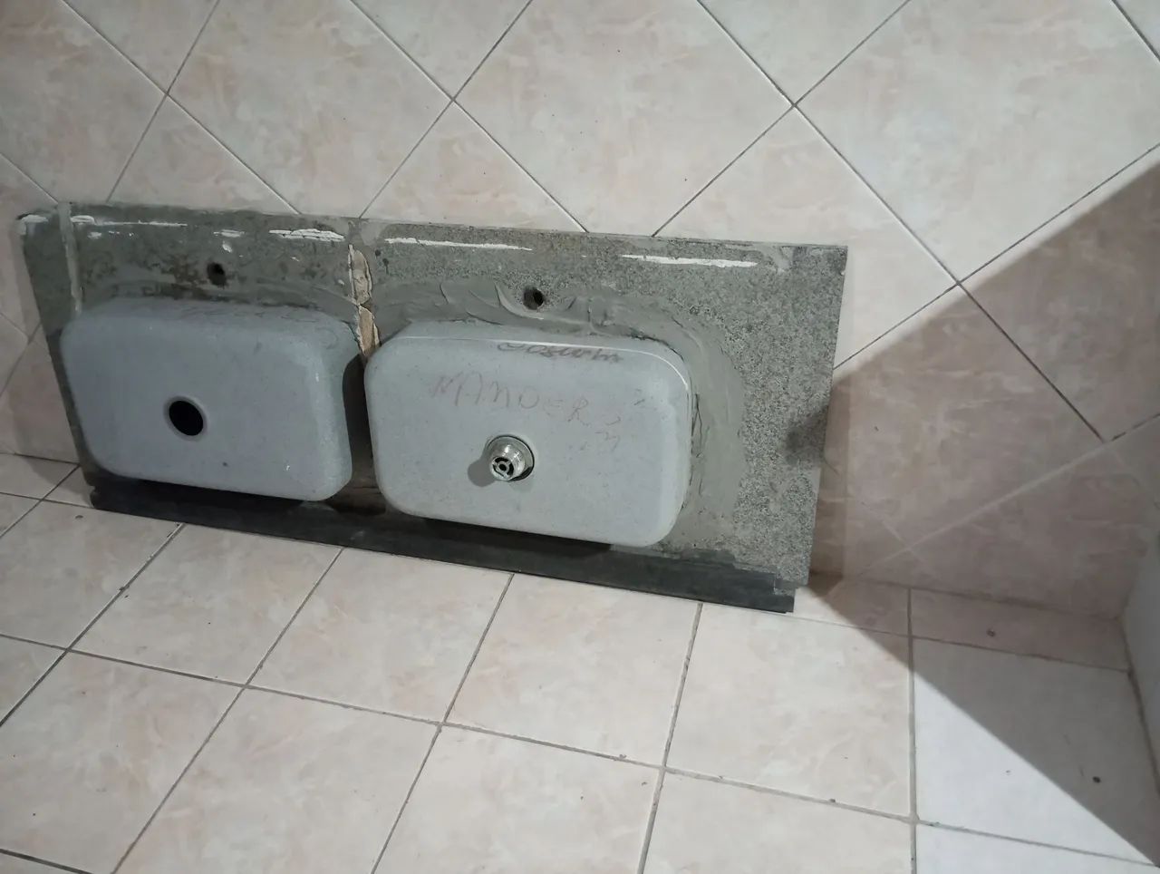 Pia gurme de granito preto usada 