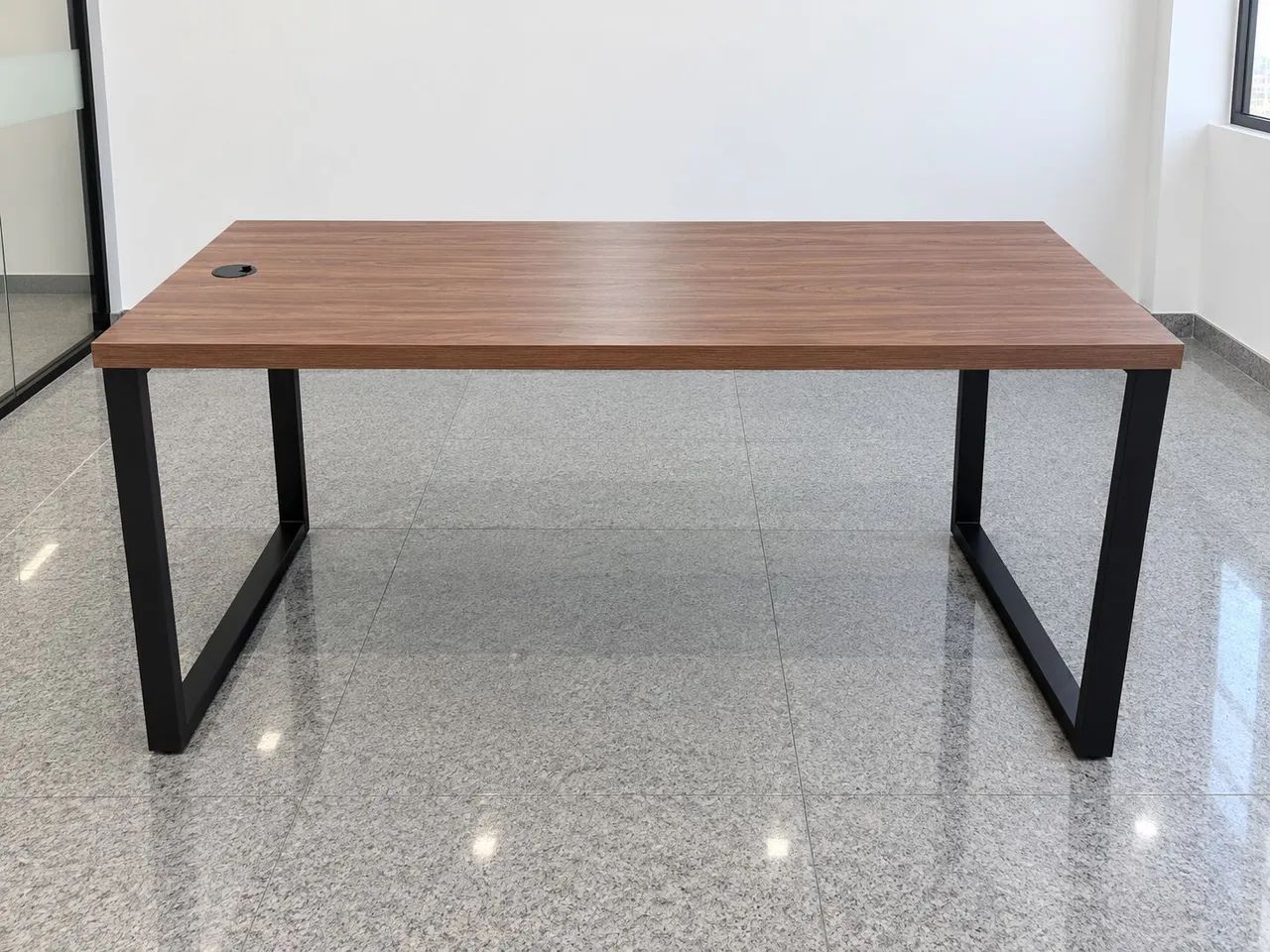 Mesa reta para escritório 