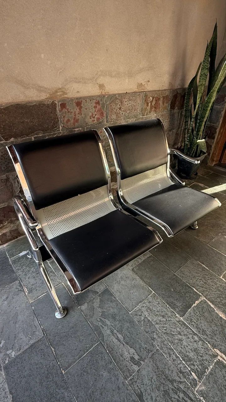 CADEIRA LONGARINA COM ESTOFADO PRETO / 2 Lugares