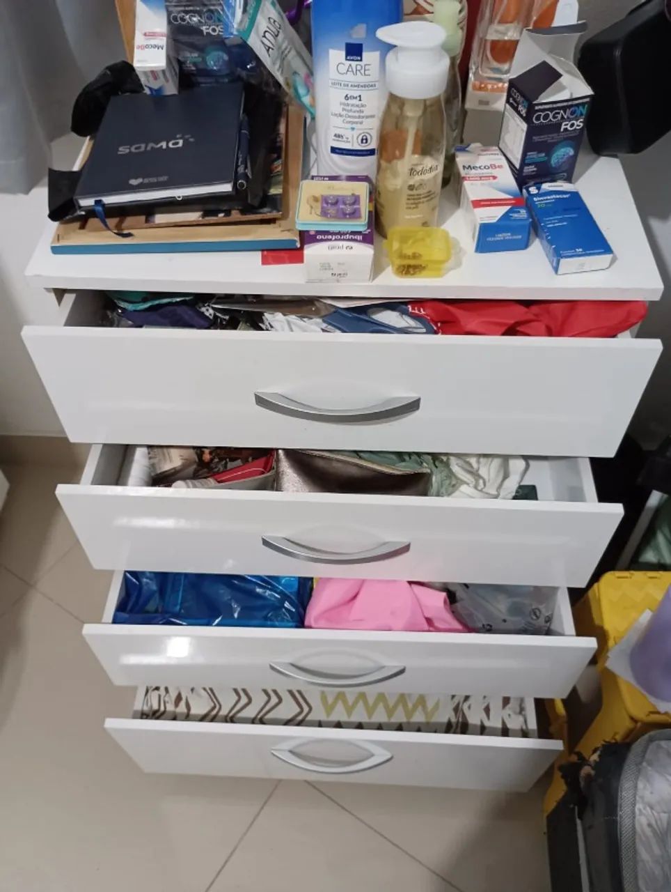 Cômoda / Gaveteiro Branco com 4 Gavetas - Compacto e Espaçoso - Foto 2