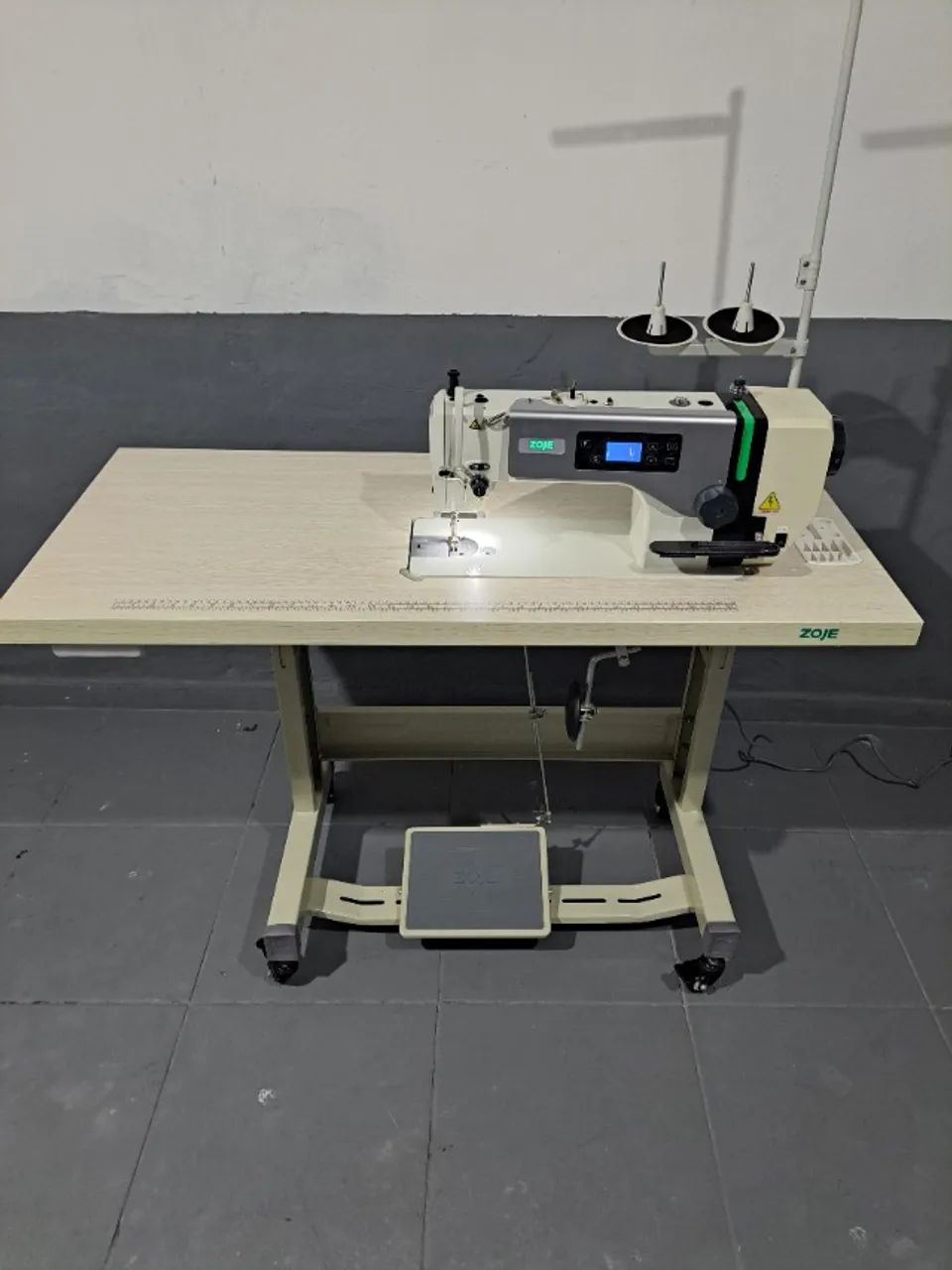 Máquina de Costura Zoje  A6000-G/02 com mesa  (nunca usada) - Foto 2