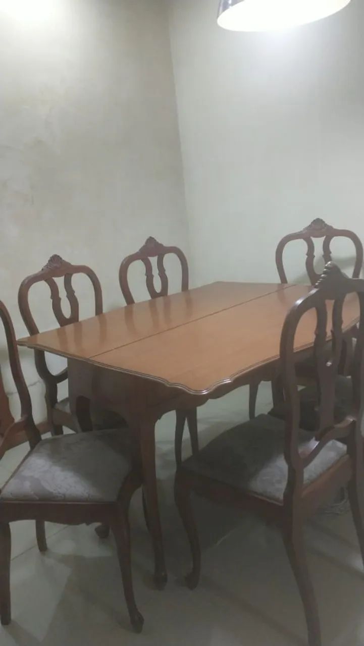 Mesa de madeira maciça com 6 cadeiras e estilo clássico  - Foto 2