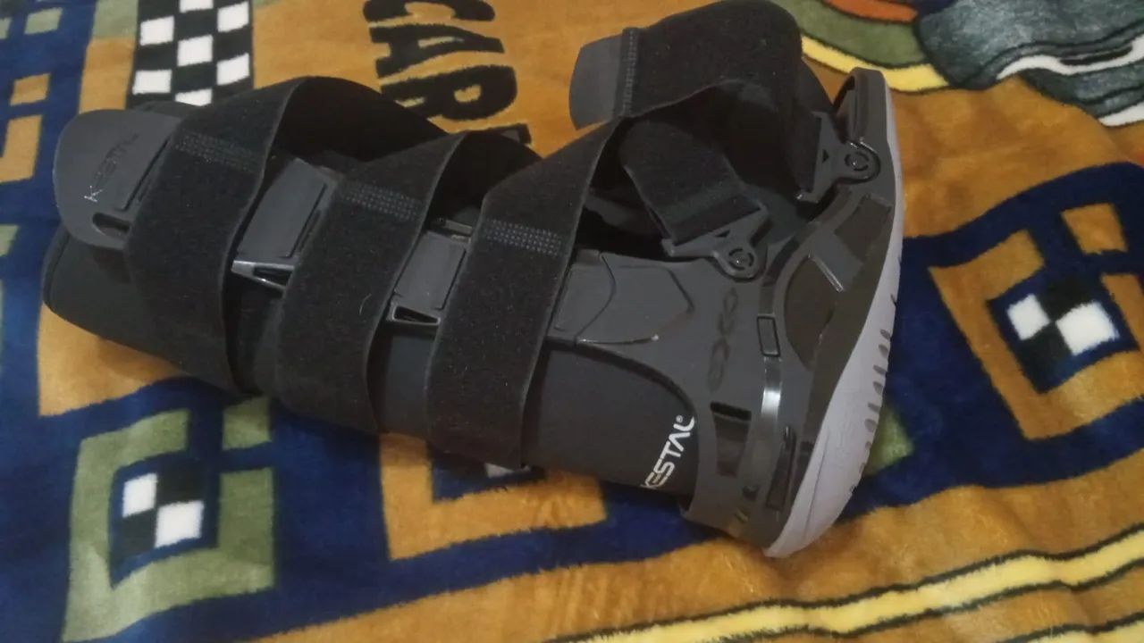 Bota e muleta hospitalar 
