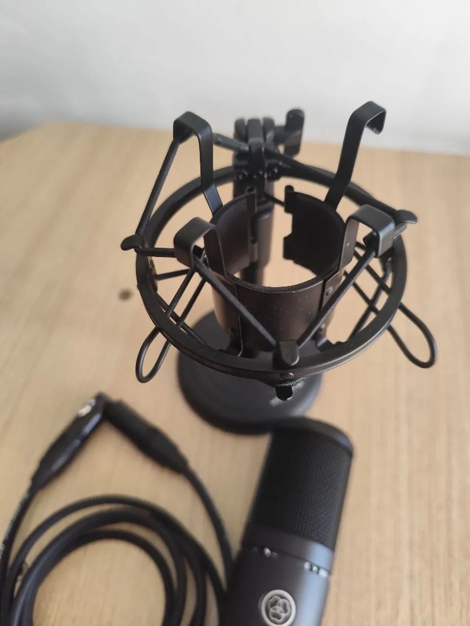 Microfone AKG P 120 com cabo e pedestal  - Foto 5