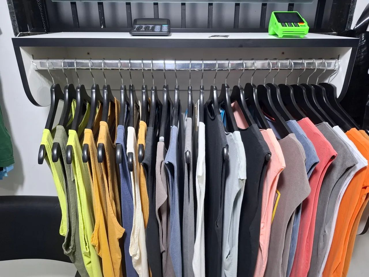 ARARAS DE ROUPAS PARA LOJA EM DF - Foto 2