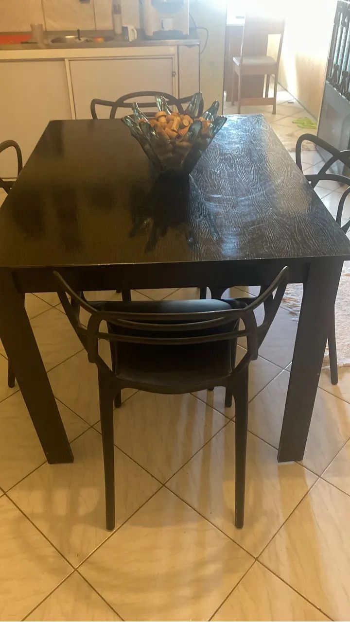 Vende-se mesa com 4 cadeiras em ótimo estado 