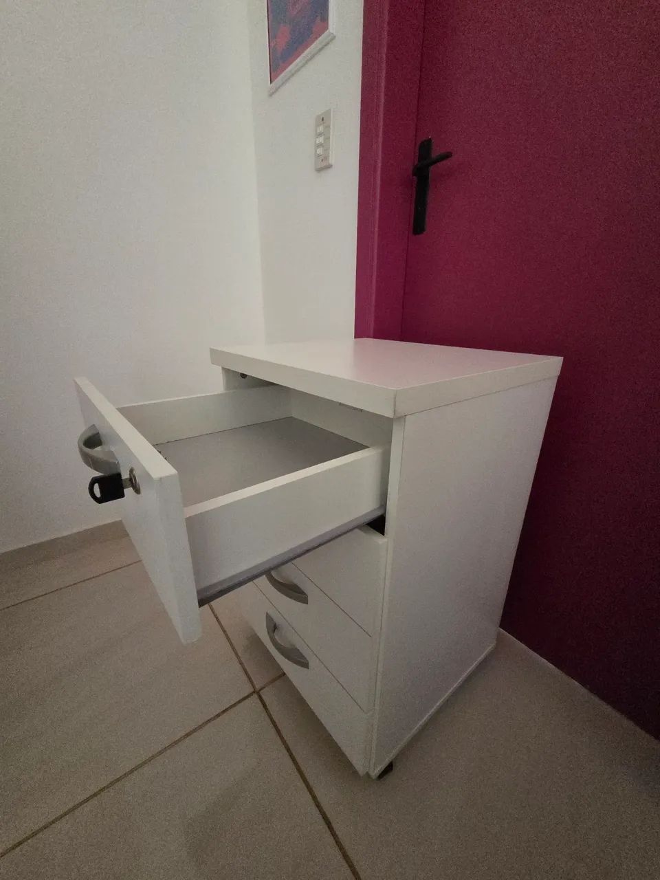 Gaveteiro branco de 4 gavetas, com rodinha e chave - Foto 4