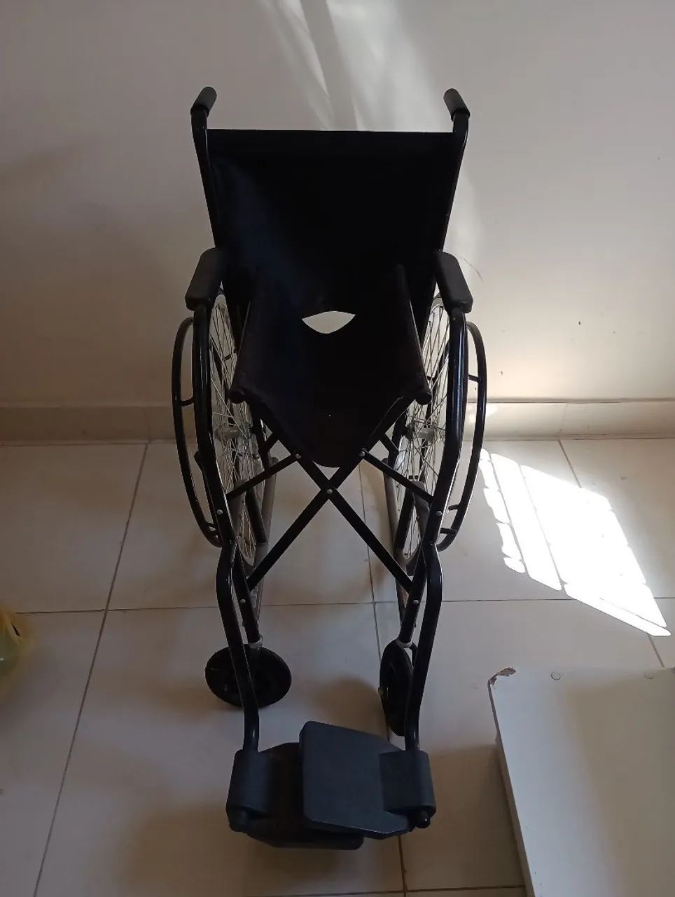 Vendo essa cadeira de roda por e 400 reais 