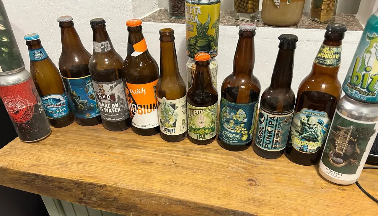 Coleção latas e garrafa cerveja exóticas retrô 